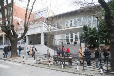 SLUČAJ UČENICE SA SEKIROM I ĐAKA SA NOŽEM Dva incidenta u školama uznemirila roditelje širom Srbije, evo kakve su KAZNE DOBILI