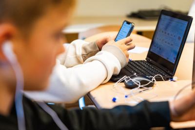 Zašto Švedska vraća knjige u škole umesto tableta i računara i šta možemo da naučimo od njih
