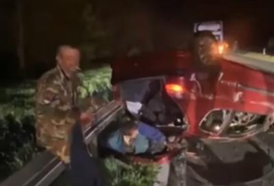 VIDEO „A ne, o nou, nou“: Neverovatna scena iz Kljajićeva kod Sombora, muškarac puzi iz prevrnutog automobila