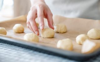 PAPIR ZA PEČENJE je među NAJOPASNIJIM stvarima koje koristite u kuhinji: Ovo sa njim NIKAKO ne biste smeli da radite