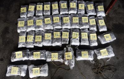Somborska policija pronašla tajni bunker u autu: U podu je bilo skoro 13 kg droge, pali "saradnici"