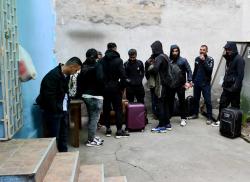 Migranti van prihvatnog centra u Somboru