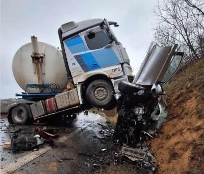 DVA TINEJDŽERA (18) STRADALA U SMRSKANIM AUTOMOBILIMA Za manje od 24 sata izgubljena tri života u saobraćajkama