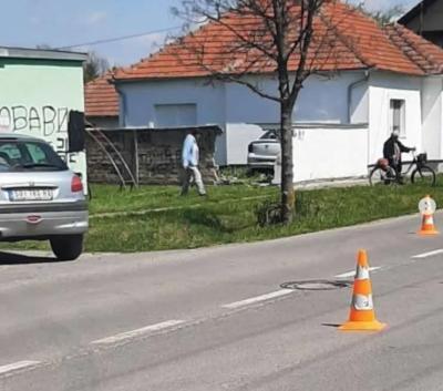 U Somboru taksista čoveku uleteo u dvorište, probio mu zidanu ogradu!