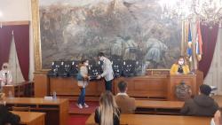 Grad Sombor podelio bezbednosna sedišta roditeljima prvih 100 rođenih beba