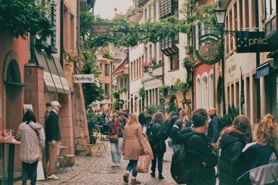 U ovoj zemlji mladi (18 do 30) najbolje žive: Ne stanuju sa roditeljima i odmah se zaposle, ali postoji caka