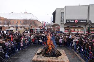Paljenjem Badnjaka počelo božićno slavlje u Somboru
