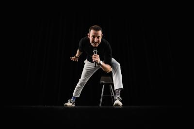SHOWBIZ - stand up Nikole Đurička u somborskom pozorištu