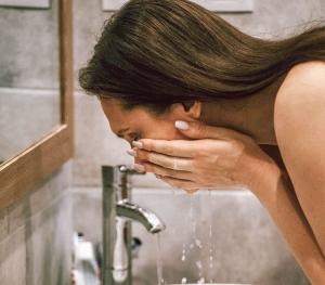 TOPLA ILI HLADNA? Dermatolozi objašnjavaju kakva voda je idealna za umivanje lica