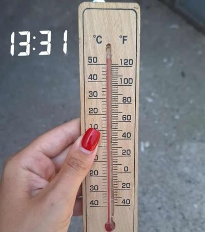 ŠOK-FOTOGRAFIJA IZ SOMBORA! LJUDI TRLJAJU OČI, 50 STEPENI U HLADU?! Žena u Somboru izvadila termometar, on "zakucao"