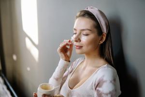 Med pegla bore oko očiju! Skinite GODINE sa lica uz pomoć prirodnih namirnica