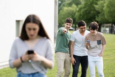 Šta su sajber-buling, onlajn zavođenje – radionice o tome kako zaštititi decu na internetu i u Somboru