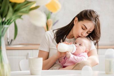 Različiti tipovi adaptiranog mleka za bebe: Koja formula odgovara mojoj bebi?