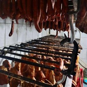 Somborska policija uhapsila vlasnika "Mesokomerca" i zaplenila preko OSAM TONA mesnatih proizvoda