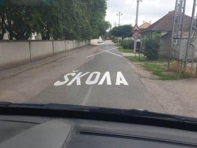 Reč "škola" u Somboru ispisana na putu latinicom i ćirilicom: "Ovi su očigledno zaobišli školu"