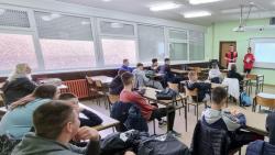 CK Apatin održao predavanje o borbi protiv trgovine ljudima osnovcima iz Prigrevice i Sonte