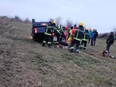 SAOBRAĆAJNA NESREĆA KOD SOMBORA - JEDNA OSOBA POVREĐENA! Automobil zbog blata sleteo sa puta i završio na njivi!