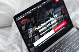 Napeti triler je ubedljivo prvi u Srbiji: Ima samo 8 epizoda, ali je svaka bolja od prethodne VIDEO