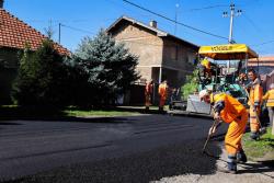 NASTAVLJAJU SE RADOVI NA ASFALTIRANJU ULICA NA TERITORIJI GRADA SOMBORA