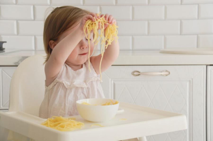Pedijatri objasnili zašto je dobro da se dete igra hranom dok jede