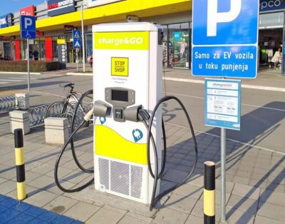 Sjajna vest za vozače: STOP SHOP ritejl parkovi u celoj Srbiji nude punjače za električna vozila