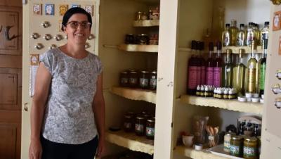 ANICA PERIŠKIĆ IZ BAČKOG MONOŠTORA VRCA MED BEZMALO 34 GODINE Nekad se med PRODAVAO U BURADIMA