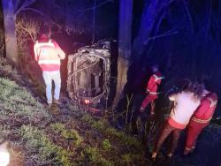 TEŠKA SAOBRAĆAJNA NESREĆA IZMEĐU SOMBORA I APATINA! Automobil sleteo sa puta i udario u drvo, poginula jedna osoba