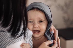Zbog čega bebe počinju da se plaše nepoznatih