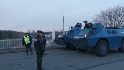 PROTEST POLJOPRIVREDNIKA Besni farmeri pale magacine, mobilisano 15.000 žandarma, a na ulice izvedena oklopna vozila: Makron zakazao hitan sastanak sa Fon der Lajen zbog protesta