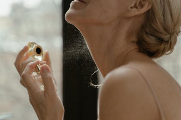Kako da vam parfem traje satima? Sedam trikova uz pomoć kojih ćete mirisati neodoljivo