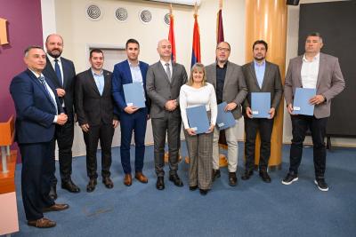 Somboru 37 miliona dinara za radove za izgradnju tri sportska rekreativna terena i uređenje dečijeg igrališta