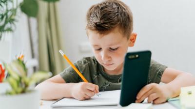 Kako mobilni telefon utiče na pisanje domaćih zadataka i učenje