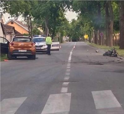 AUTOMOBIL UDARIO MOTOCIKLISTU Nesreća u Somboru, delovi dvotočkaša rasuti po ulici