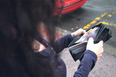 Somborki ukrali novčanik i poslednje pare koje su joj roditelji dali! Ubrzo joj stigao SMS, zbog onog što joj se desilo zanemela je od šoka