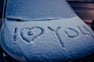 Četiri saveta za bezbedno uklanjanje leda i snega sa automobila