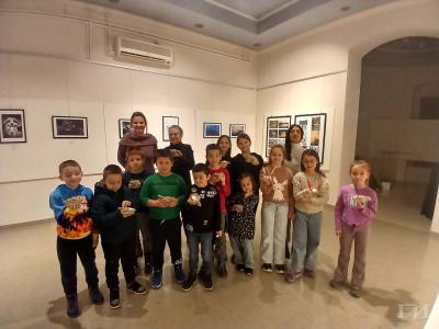 U Gradskom muzeju Sombor održana radionica „Svetlost i ornamentika: stvaranje glinenih svetiljki sa simbolima prošlih vremena”