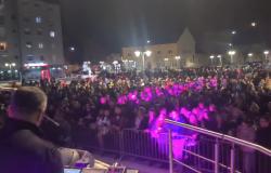 HILJADE LJUDI IZ CELOG OKRUGA PEVALO SA BAJOM MALIM KNINDŽOM