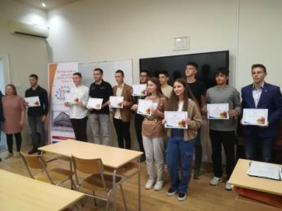 NAJBOLJIMA PREKO POLA MILIONA DINARA Fondacija gimnazije "Velјko Petrović" u Somboru peti put dodelila stipendije