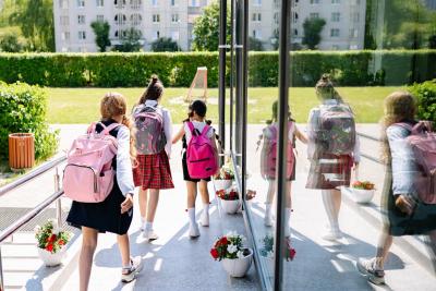 Đački rančevi preteški: Da li bi trebalo uvesti ormariće u osnovne škole u Srbiji?
