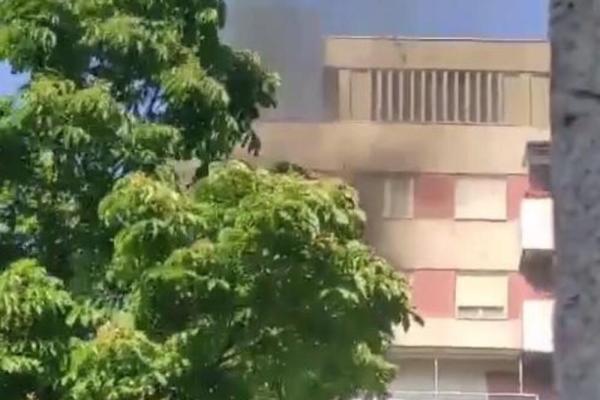 Izbio požar na 11. spratu solitera u Somboru: Sprečeno širenje brzom reakcijom vatrogasaca
