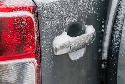 Zaleđena brava i vrata automobila: Kako da ih otvorite bez oštećenja?