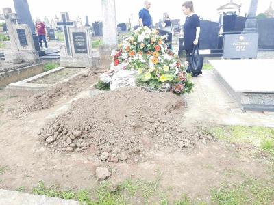 Zbog propusta tokom sahrane njihove majke, braća petrović odlučili da tuže JKP „Naš dom“
