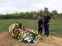 SKANDAL NA SAHRANI U KOLUTU: Pokojnik ispao iz sanduka u raku, grobari hteli da ga ZATRPAJU!