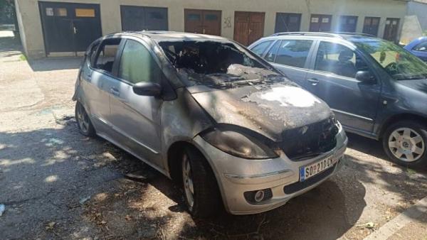 NOĆNA DETONACIJA UZNEMIRILA SOMBORCE Uz tri jake eksplozije izgoreo „mercedes“ na parkingu iza „Matijevića