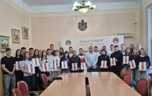 Najperspektivnijim sportistima Sombora uručeni ugovori o dodeli godišnjih stipendija