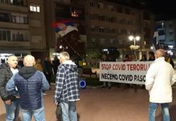 SINOĆ ODRŽAN DRUGI PROTEST PROTIV KOVID PROPUSNICA U APATINU