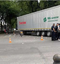 MAJKA I DETE NA ELEKTRIČNOM BICIKLU PODLETELI POD KAMION: Dečak (8) poginuo, žena teško povređena