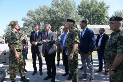 Ministar Vučević obišao pontonski most na Velikom bačkom kanalu